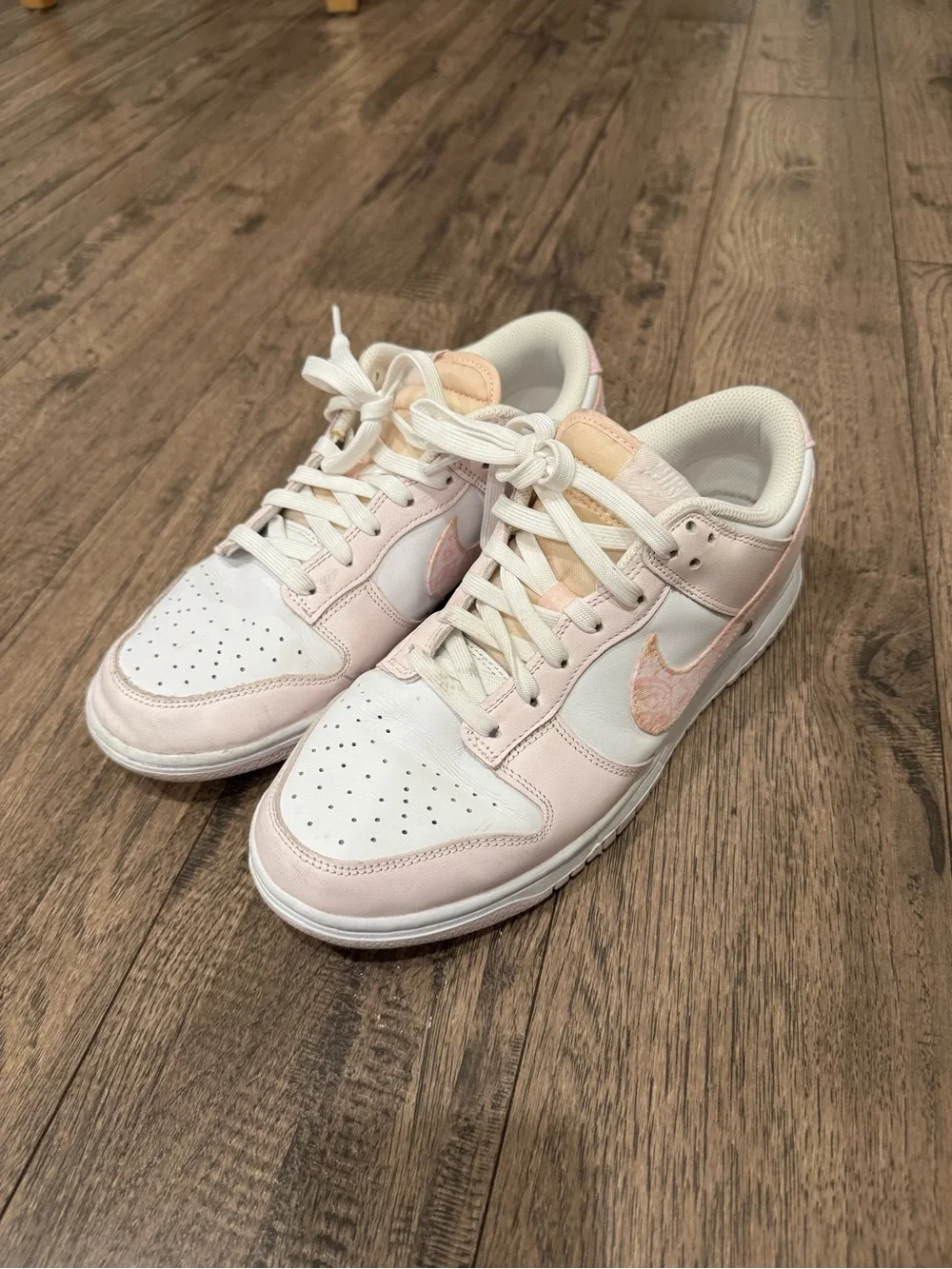 Nike Women's Low-Top Sneakers in Light Pink and White with Marble Swoosh